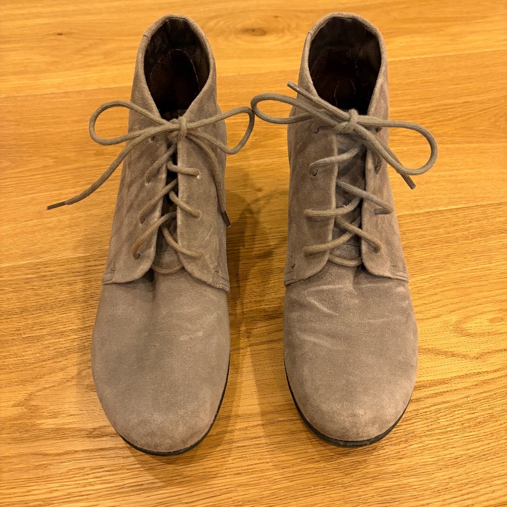 Dansko size 40 gray suede ankle boots